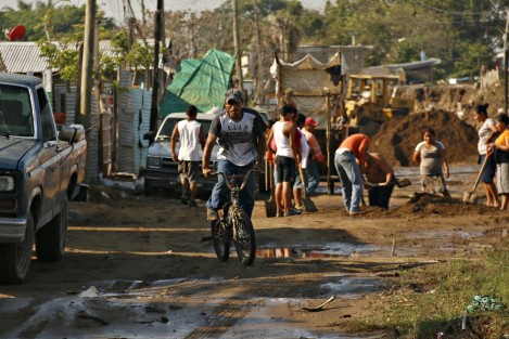 La falta de agua potable, de energía eléctrica y de servicios de salud, son adversidades que se agravan con las fuertes lluvias que provocan encharcamientos y deslaves en las zonas donde se trabaja con maquinaria pesada para retirar todavía algunas viviendas.  