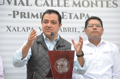 Con más obras, impulsamos el progreso de Xalapa y fincamos el bienestar de sus habitantes, para que se traduzcan en mejores niveles de felicidad, afirmó el alcalde Américo Zúñiga Martínez al inaugurar la primera etapa del colector pluvial Montes de Xalapa, en la colonia Mártires de Chicago.
