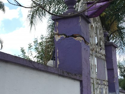 En pésimas condiciones se encuentra uno de los pilares de la entrada a la Quinta de las Rosas en Xalapa, lugar de reunión de adultos mayores afiliados al  INAPAM. Reportamos antes de que alguien salga lastimado. 