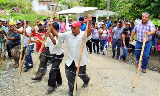 Tras semanas de conflicto por parte de una persona y vecinos, se reabrió el acceso principal a la comunidad de Santa Águeda, firmando un nuevo compromiso, donde estuvieron presentes autoridades municipales encabezadas por el alcalde Marcos Romero Sánchez.