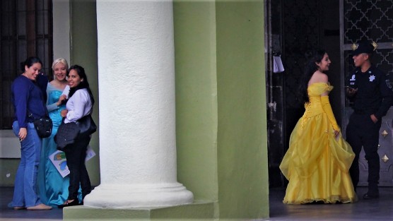 Princesas promocionaron en el centro de Xalapa la carrera <em>Con más héroes y princesas</em>, la cual es a beneficio de personas vulnerables, organizada por el Consejo Municipal de Asistencia Social y se realizará el 29 de abril en el Estadio Xalapeño. 