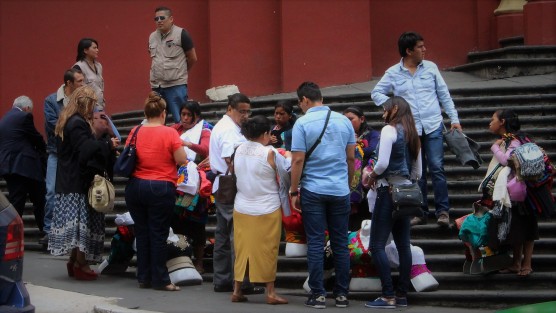 Al parecer los muchachos de Clorinda Ferral (Subdirección de Comercio) ya se cansaron de corretear a las artesanas chiapanecas, o se dieron un descansito en las escaleras de la Catedral mientras ellas atienden al turismo. 