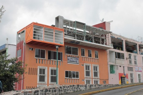 En atención a la denuncia de xalapeños sobre una construcción en la esquina de Zaragoza e Hidalgo, en el centro de Xalapa, la Dirección de Desarrollo Urbano del Ayuntamiento de Xalapa intervino para que la construcción que invadía espacio público fuera desmantelada, más que por lo antiestético, por violentar el reglamento. Ahora se construirán sólo balcones, lo cual sí es permitido. 