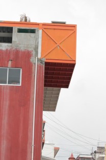 En atención a la denuncia de xalapeños sobre una construcción en la esquina de Zaragoza e Hidalgo, en el centro de Xalapa, la Dirección de Desarrollo Urbano del Ayuntamiento de Xalapa intervino para que la construcción que invadía espacio público fuera desmantelada, más que por lo antiestético, por violentar el reglamento. Ahora se construirán sólo balcones, lo cual sí es permitido. 