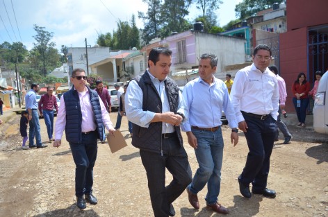 Con más obras, impulsamos el progreso de Xalapa y fincamos el bienestar de sus habitantes, para que se traduzcan en mejores niveles de felicidad, afirmó el alcalde Américo Zúñiga Martínez al inaugurar la primera etapa del colector pluvial Montes de Xalapa, en la colonia Mártires de Chicago. 