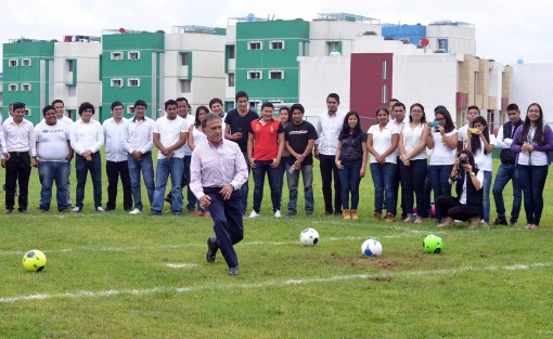Aprovechando las instalaciones deportivas del ITSX el gobernador Miguel Ángel Yunes no desperdició a oportunidad de echarse una cascarita. 