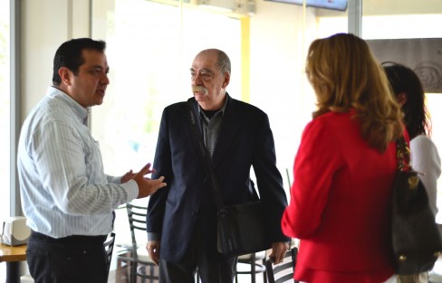 El alcalde Américo Zúñiga Martínez se reunió con el director de teatro y dramaturgo Abraham Oceransky, a quien ofreció todo el respaldo del Ayuntamiento para la realización del Festival de Teatro La Libertad, que se celebrará del 28 de abril al 6 de mayo próximo, en la sala Dagoberto Guillaumín del Teatro del Estado, como parte del programa México en Escena de la Secretaría de Cultura.
