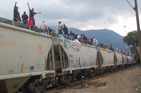 La bestia llegó la tarde del jueves a Orizaba, con su cargamento humano, conocido como Viacrucis Migrante, más de 300 migrantes centroamericanos que buscan refugio, pero solo de paso, aun así fueron recibidos por integrantes de la pastoral de la movilidad humana de la Diócesis de Orizaba y por Laicos de la iglesia de San José De Gracia.