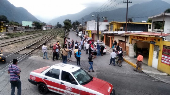 La bestia llegó la tarde del jueves a Orizaba, con su cargamento humano, conocido como Viacrucis Migrante, más de 300 migrantes centroamericanos que buscan refugio, pero solo de paso, aun así fueron recibidos por integrantes de la pastoral de la movilidad humana de la Diócesis de Orizaba y por Laicos de la iglesia de San José De Gracia.