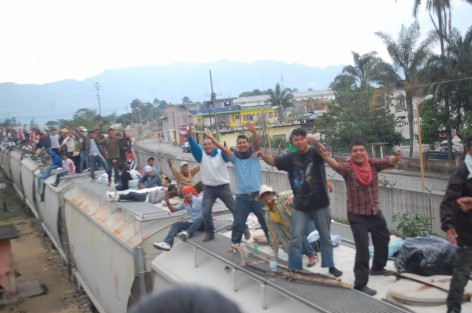 La bestia llegó la tarde del jueves a Orizaba, con su cargamento humano, conocido como Viacrucis Migrante, más de 300 migrantes centroamericanos que buscan refugio, pero solo de paso, aun así fueron recibidos por integrantes de la pastoral de la movilidad humana de la Diócesis de Orizaba y por Laicos de la iglesia de San José De Gracia. 