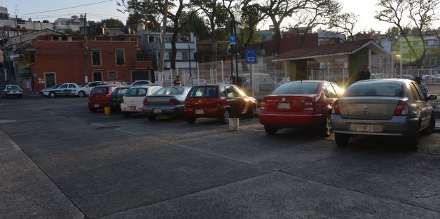 Las irregularidades en las vialidades a la orden del día. En los alrededores de la Clínica 11 del IMSS, franeleros hacen su agosto cobrando por dejar a las personas estacionarse en los sitios que ellos mismos reservan para sus clientes, además de obstruir la parada de autobuses.  