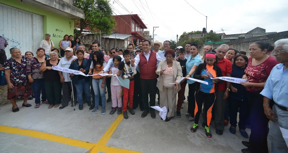Continuando con la entrega de obras de pavimentación en diversos puntos de Xalapa, el alcalde Américo Zúñiga acompañado de vecinos beneficiados y funcionarios del ayuntamiento de Xalapa, inauguró la pavimentación de las calles Adolfo de la Huerta y Amazonas, de las colonias Revolución y El Moral.  