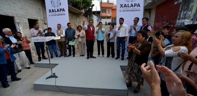 Continuando con la entrega de obras de pavimentación en diversos puntos de Xalapa, el alcalde Américo Zúñiga acompañado de vecinos beneficiados y funcionarios del ayuntamiento de Xalapa, inauguró la pavimentación de las calles Adolfo de la Huerta y Amazonas, de las colonias Revolución y El Moral.  