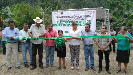 En la comunidad de El Aguaje, municipio de Tezonapa, Ver.,  fueron inauguradas dos ampliaciones de la red eléctrica, mismas que benefician a 200 personas de la zona serrana.  
