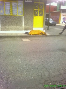  Una indigente fue encontrada sin vida la tarde del jueves en la esquina de Oriente 33 y Norte 4, en la colonia  Abelardo L. Rodríguez, de la ciudad de Orizaba; fue identificada como <em>La Güera</em>. De acuerdo a datos recabados la hoy occisa era integrante del <em>Escuadrón de la Muerte</em> y normalmente se le veía en compañía de otros sujetos con quienes ingería bebidas alcohólicas diariamente.