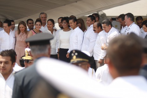 Delegados federales se tomaron la foto del recuerdo con el presidente Enrique Peña Nieto. Ahora sí, al mandatario le tocó con la más... recientemente nombrada delegada.  