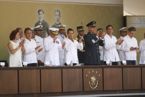 El presidente de México, Enrique Peña Nieto, encabeza la ceremonia de jura de bandera de los cadetes de la generación 2016-2021 de la Heróica Escuela Naval de Anton Lizardo.  
