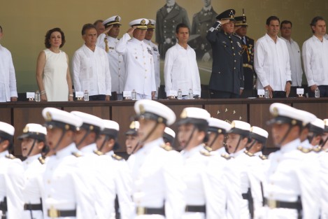 El presidente de México, Enrique Peña Nieto, encabeza la ceremonia de jura de bandera de los cadetes de la generación 2016-2021 de la Heróica Escuela Naval de Anton Lizardo. 