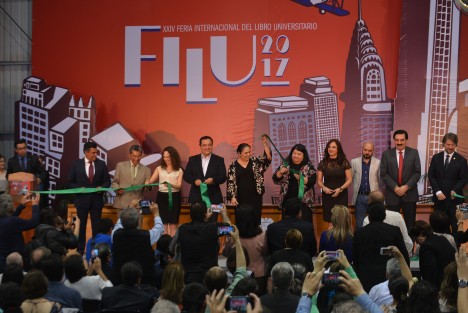 El alcalde Américo Zúñiga Martínez acompañó a la rectora de la Universidad Veracruzana, Sara Ladrón de Guevara, en la inauguración de la XXIV Feria Internacional del Libro Universitario (FILU) 2017, que se llevará a cabo hasta el 30 de abril en nuestra ciudad.
