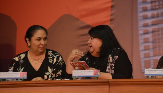 En el Foro “Sergio Galindo” del Complejo Deportivo Omega, y ante un auditorio compuesto por estudiantes, académicos, vicerrectores, funcionarios universitarios y estatales, así como miembros del gremio editorial, la rectora de la UV, Sara Ladrón de Guevara, reconoció: <em>Hoy enfrentamos un discurso hegemónico del presidente de Estados Unidos de América, hostil a nuestra nacionalidad, por ello es buen momento para reflexionar acerca de lo que compartimos</em>.En representación del Gobierno del Estado estuvo la titular de SEFIPLAN, Clementina Guerrero.