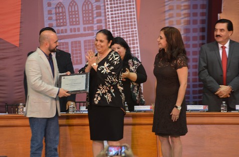 La rectora de la UV hizo entrega del Premio Nacional de Dramaturgia Emilio Carballido a Felipe de Jesús Villareal García, por la obra <em>Corruptocracia</em>. El Premio Latinoamericano de Primera Novela <em>Sergio Galindo</em>, se declaró desierto.

