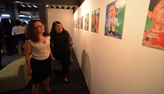Posterior al acto, las autoridades universitarias e invitados especiales inauguraron las exposiciones de caricaturistas e hicieron un recorrido por los pasillos feriales al interior del Complejo Deportivo Omega.