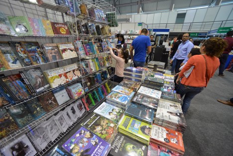 Desde el este viernes 21 de abril y hasta el 30 de este mes, el Complejo deportivo Omega alberga la XXIV Feria Internacional del Libro Universitario (FILU) 2017, dedicada este año a Estados Unidos, ante lo cual la rectora Sara Ladrón de Guevara expresó: Hoy enfrentamos un discurso hegemónico del presidente de Estados Unidos de América, hostil a nuestra nacionalidad, por ello es buen momento para reflexionar acerca de lo que compartimos.
