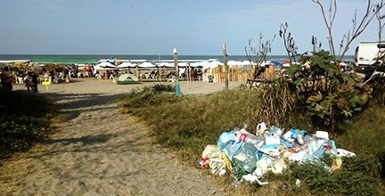 Una gran cantidad de basura se ha acumulado por todas partes; algunos palaperos dejan sus desechos al aire libre, dando un mal aspecto y contaminando.