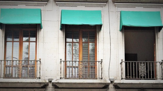 ¡Aguas, aguas! Ventilan  a Rogelio Franco... no el diputado federal Cuitláhuac García, sino personal de limpieza del Palacio de Gobierno, que abrió la ventana de la oficina del Secretario de Gobierno para que se oreara un poquillo.  