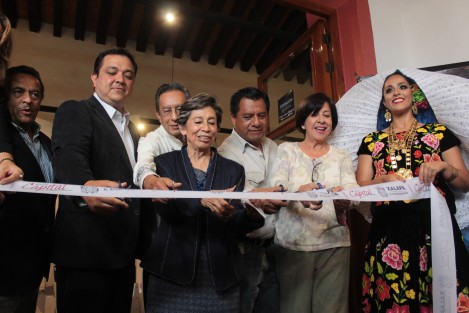 La tarde de este viernes fue inaugurada la en el marco del 6° Festival lESAV, Día Internacional de la Danza la exposición <em>Mujer de encaje, seda y Sol</em>, una muestra del colorido traje de la mujer itsmeña, en la sala Alicia Ávila del Centro Recreativo Xalapeño. 