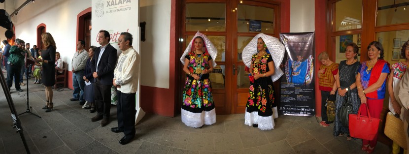 La tarde de este viernes fue inaugurada la en el marco del 6° Festival lESAV, Día Internacional de la Danza la exposición Mujer de encaje, seda y Sol, una muestra del colorido traje de la mujer itsmeña, en la sala Alicia Ávila del Centro Recreativo Xalapeño. 