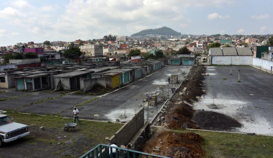 Luego de muchos años de estar abandonado, ya se realizan trabajos en el tianguis Revolución, ubicado en la colonia El Moral en la ciudad de Xalapa, el cual era utilizado por malvivientes y personas en situación de calle. Esperemos que con esta rehabilitación el espacio por fin se convierta en un verdadero punto de comercio de esa zona.