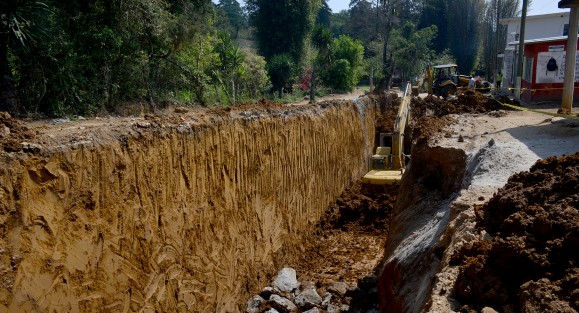 Continúan los  trabajos del colector pluvial División el Norte, el cual beneficiará a los 10 mil habitantes de las colonias Del Moral y Revolución.


En dicha construcción, se instalan cajones  de concreto armado de 3.20 por 2.04 metros, con capacidad de más de 17 mil litros por segundo lo que disminuirá las afectaciones producidas por la lluvia.