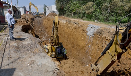 Continúan los  trabajos del colector pluvial División el Norte, el cual beneficiará a los 10 mil habitantes de las colonias Del Moral y Revolución. 