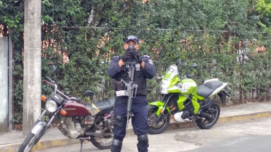 Conductores de vehículos de Córdoba se  dicen molestos por los operativos que personal de Tránsito y Fuerza Civil realizan, pues consideran que se está favoreciendo a concesionarios de  grúas particulares. Por su parte, reporteros  se quejan de que <em>no los dejan hacer su labor</em>.  