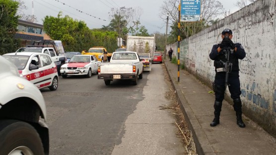 Conductores de vehículos de Córdoba se  dicen molestos por los operativos que personal de Tránsito y Fuerza Civil realizan, pues consideran que se está favoreciendo a concesionarios de  grúas particulares. Por su parte, reporteros  se quejan de que <em>no los dejan hacer su labor</em>.  