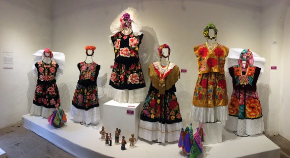 35 trajes completos, más varias piezas sueltas, conforman la  muestra de Indumentaria Tradicional Mexicana  <emZ>Mujer de encaje, seda y sol</em>, instalada en el Centro Recreativo Xalapeño (CRX), en el marco del 6º Festival de la Escuela Superior de Artes de Veracruz. 