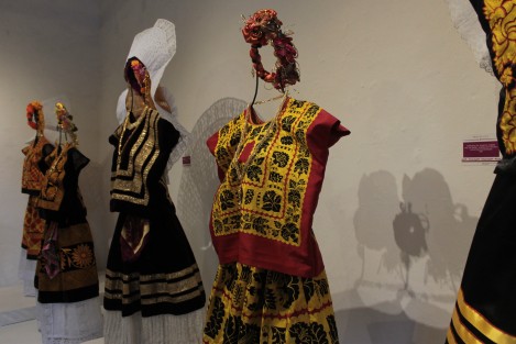35 trajes completos, más varias piezas sueltas, conforman la muestra de Indumentaria Tradicional Mexicana Mujer de encaje, seda y sol, instalada en el Centro Recreativo Xalapeño (CRX), en el marco del 6º Festival de la Escuela Superior de Artes de Veracruz. 