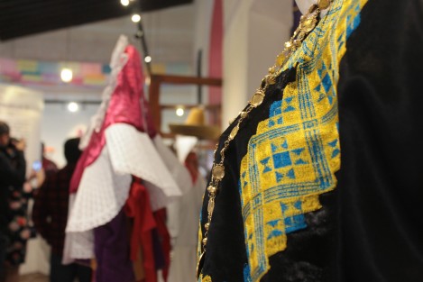 35 trajes completos, más varias piezas sueltas, conforman la muestra de Indumentaria Tradicional Mexicana Mujer de encaje, seda y sol, instalada en el Centro Recreativo Xalapeño (CRX), en el marco del 6º Festival de la Escuela Superior de Artes de Veracruz.  