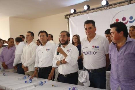 El dirigente nacional del PES, Hugo Erick Flores Cervantes, tomó protesta a los candidatos de este partido político que participarán en la contienda electoral del mes junio. 