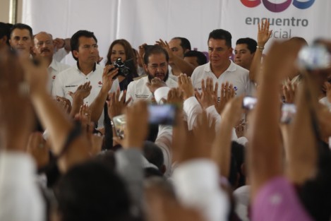 El dirigente nacional del PES, Hugo Erick Flores Cervantes, tomó protesta a los candidatos de este partido político que participarán en la contienda electoral del mes junio. 