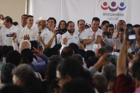 El dirigente nacional del PES, Hugo Erick Flores Cervantes, tomó protesta a los candidatos de este partido político que participarán en la contienda electoral del mes junio. 