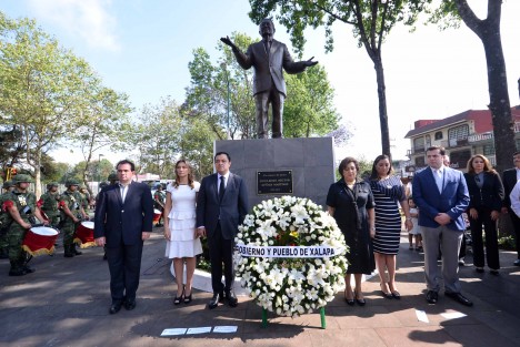 El alcalde Américo Zúñiga Martínez montó guardia de honor y colocó una ofrenda floral en memoria del maestro Guillermo Zúñiga Martínez, por su segundo aniversario luctuoso. Al acto, celebrado en el monumento erigido en su honor en la Avenida Xalapa, asistieron la señora Guillermina Martínez Zúñiga, la señora Mariana Yorio de Zúñiga, la señora Anilú Zúñiga Martínez, el senador José Francisco Yunes Zorrilla, Fidel Fernández de Arcángelis, familiares, amigos y servidores públicos.