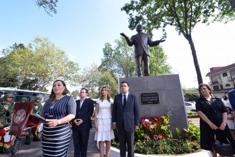 El alcalde Américo Zúñiga Martínez montó guardia de honor y colocó una ofrenda floral en memoria del maestro Guillermo Zúñiga Martínez, por su segundo aniversario luctuoso. Al acto, celebrado en el monumento erigido en su honor en la Avenida Xalapa, asistieron la señora Guillermina Martínez Zúñiga, la señora Mariana Yorio de Zúñiga, la señora Anilú Zúñiga Martínez, el senador José Francisco Yunes Zorrilla, Fidel Fernández de Arcángelis, familiares, amigos y servidores públicos.

