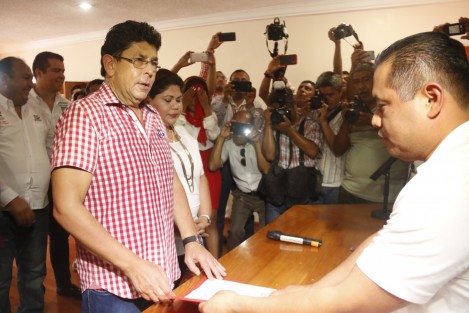 El diputado federal con licencia, Fidel Kuri Grajales, se registró esta tarde en el OPLE como candidato a la alcaldía de Veracruz en el próximo proceso electoral. 