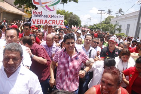 Sin dejar el clásco estilo priista, Fidel Kuri arribó a las oficinas del OPLE entre porras y pancartas. 