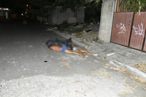 Cerca de la medianoche de este sábado en una calle de la colonia Carranza de Boca del Río, fueron hallados los cadáveres de tres hombres, de los cuales uno estaba embolsado.