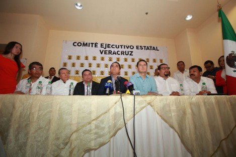  El gobernador de Michoacán, Silvano Aureoles Conejo, estuvo en Xalapa para brindar su apoyo a los candidatos perredistas a las alcaldías. 