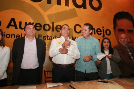 Y ya aprovechando la vuelta por la entidad que tiene uno de los padrones de votantes más grande del país, Veracruz, Silvano Aureoles admitió en conferencia de prensa que sí aspira a la Presidencia de la República, y que el PRD no se basta solo para ello, por lo que será  necesario conformar un gran frente de fuerzas de izquierda. 