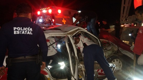 Durante las primeras de este domingo, una familia que viajaba a bordo de un taxi, se accidentó en la carretera federal tramo Jáltipan- Cosoleacaque, al ser impactado su vehículo por un camión tipo revolvedora; horas más tarde falleció uno de los integrantes.